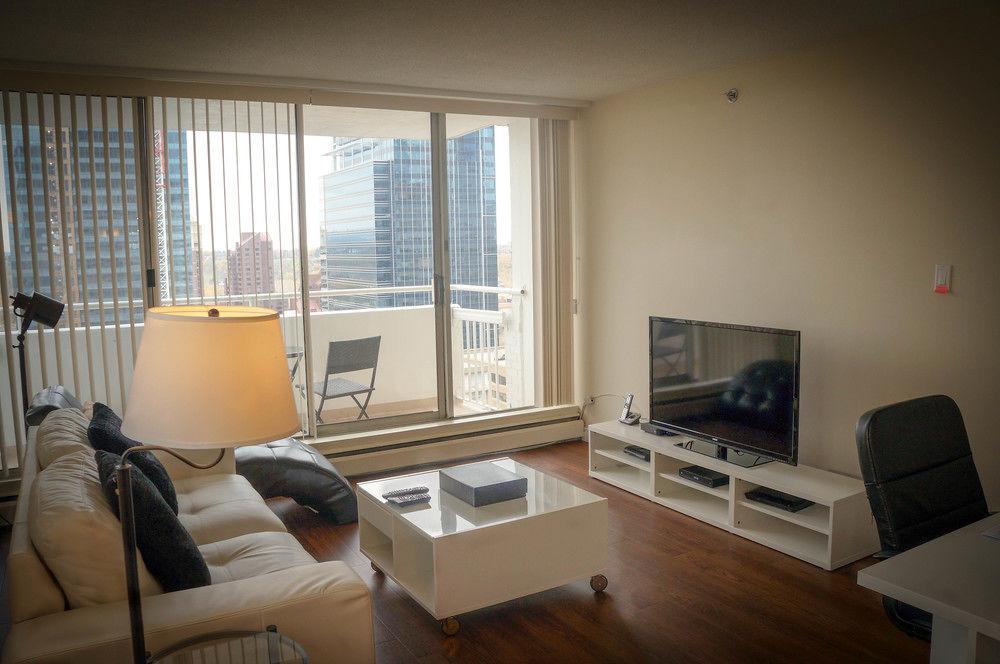 5 Calgary Downtown Hotel Exterior photo